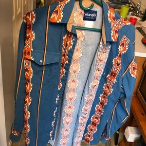 Men’s size Large Wrangler snap shirt . Excellent condition!